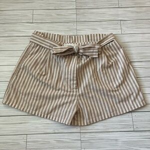 LOVE TREE High Rise Beige/White Stripe Paperbag Ruffle Belt Shorts Size‎ Medium